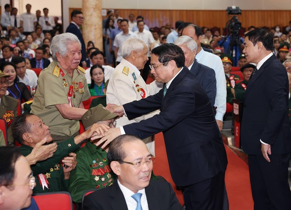 PM meets veteran soldiers, young volunteers, frontline workers serving Dien Bien Phu Campaign ảnh 1 PM meets veteran soldiers, young volunteers, frontline workers serving Dien Bien Phu Campaign ảnh 1