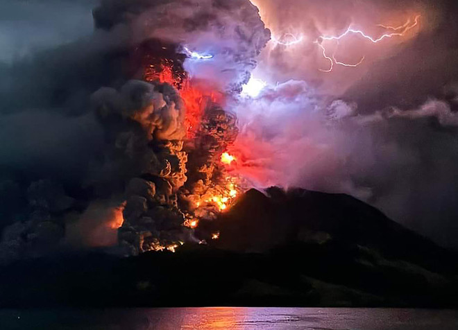 Indonesia raises alert level to highest, warns of tsunami as volcano erupts ảnh 1 Indonesia raises alert level to highest, warns of tsunami as volcano erupts ảnh 1