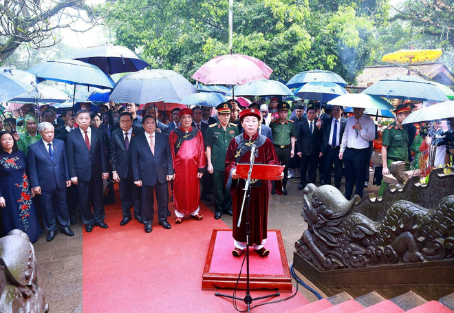 Prime Minister pays tribute to legendary founders of Vietnam ảnh 3 Prime Minister pays tribute to legendary founders of Vietnam ảnh 3