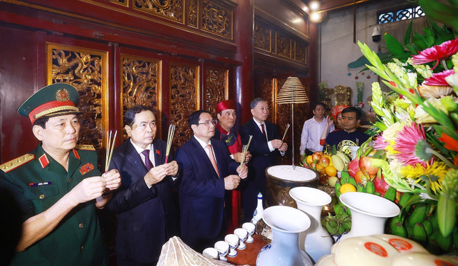 Prime Minister pays tribute to legendary founders of Vietnam ảnh 2 Prime Minister pays tribute to legendary founders of Vietnam ảnh 2
