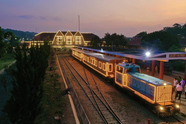 Da Lat night train service offers unique tourist experience ảnh 1