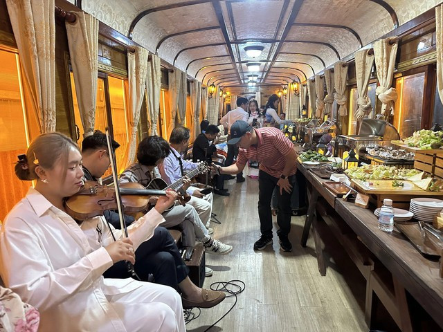 Da Lat night train service offers unique tourist experience ảnh 2