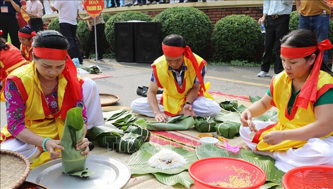Rice cake cooking contest thrills visitors to Hung Kings Temple Festival ảnh 1 Rice cake cooking contest thrills visitors to Hung Kings Temple Festival ảnh 1