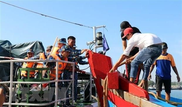 Binh Dinh: six fishermen aboard sunken boat rescued ảnh 1