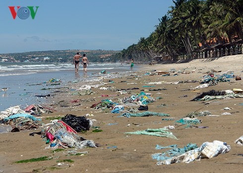 Binh Thuan authorities order clean-up of Phan Thiet beach ảnh 1 Binh Thuan authorities order clean-up of Phan Thiet beach ảnh 1