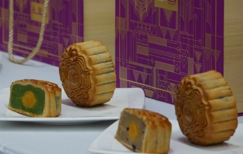 Moon cake makers start sales early this year ảnh 1