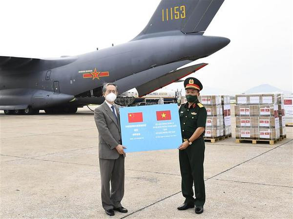 Vietnam's defence ministry receives 200,000 Vero-Cell vaccine doses donated by Chinese defence ministry ảnh 1 Vietnam's defence ministry receives 200,000 Vero-Cell vaccine doses donated by Chinese defence ministry ảnh 1