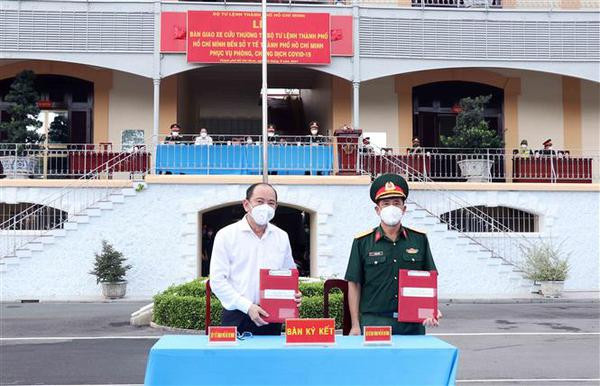 Defence ministry hands over 30 ambulances to support HCM City's COVID-19 fight ảnh 2 Defence ministry hands over 30 ambulances to support HCM City's COVID-19 fight ảnh 2