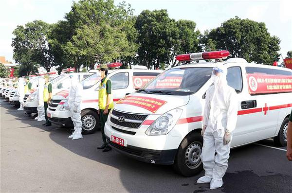 Defence ministry hands over 30 ambulances to support HCM City's COVID-19 fight ảnh 1 Defence ministry hands over 30 ambulances to support HCM City's COVID-19 fight ảnh 1