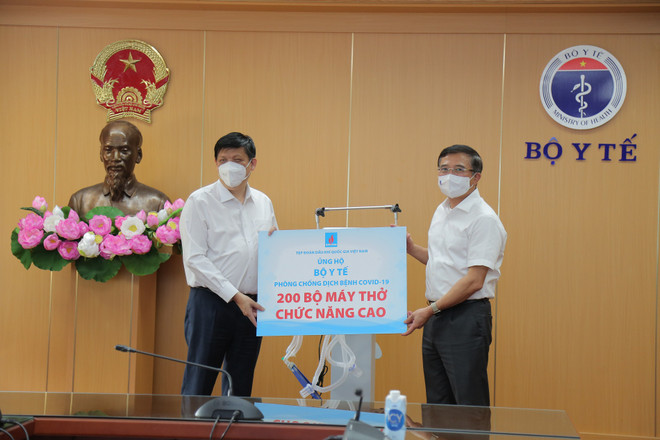 PetroVietnam donates 200 ventilators to treat severe COVID-19 patients ảnh 1