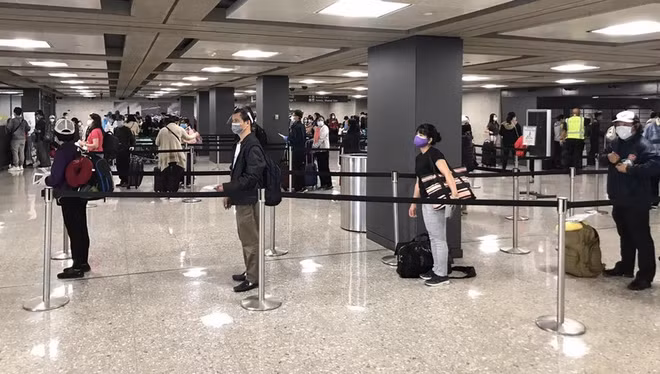 Nearly 360 Vietnamese citizens brought home from US ảnh 1
