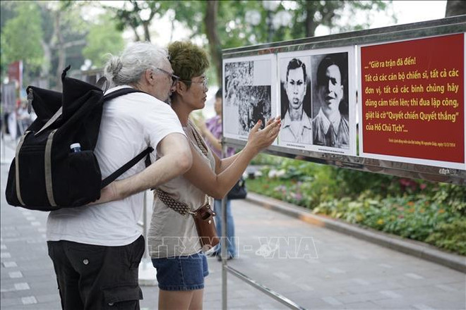 Hanoi's photo exhibition depicts Vietnam’s significant victories in 20th century ảnh 1