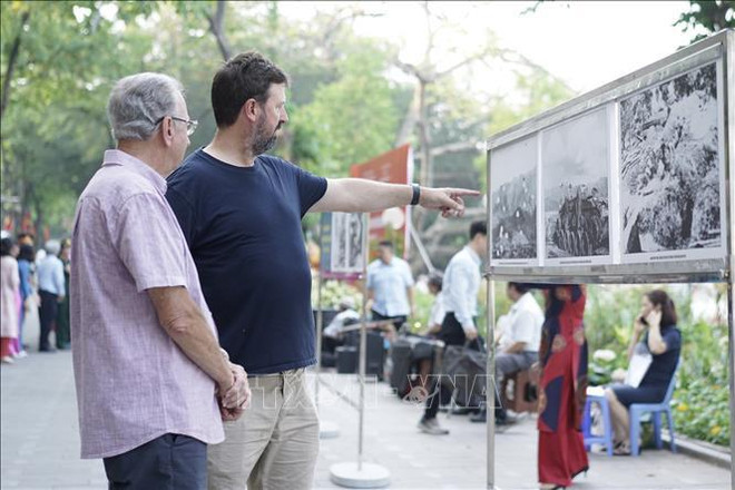 Hanoi's photo exhibition depicts Vietnam’s significant victories in 20th century ảnh 3