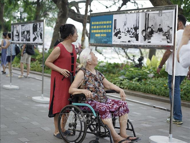 Hanoi's photo exhibition depicts Vietnam’s significant victories in 20th century ảnh 2