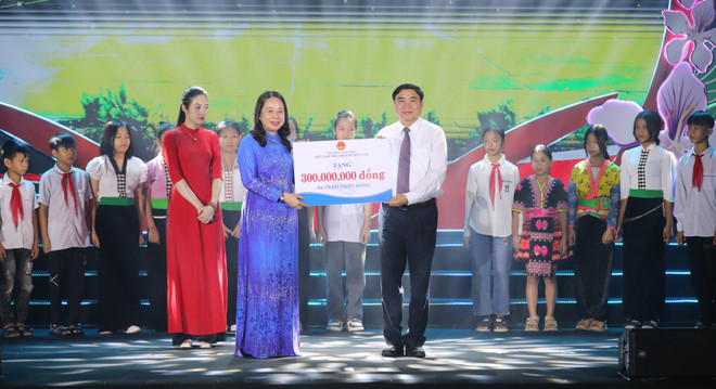 Acting President attends National Humanitarian Month launching ceremony ảnh 2 Acting President attends National Humanitarian Month launching ceremony ảnh 2