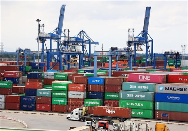 Standard Chartered revises down Vietnam’s GDP growth forecast in 2024 to 6% ảnh 1