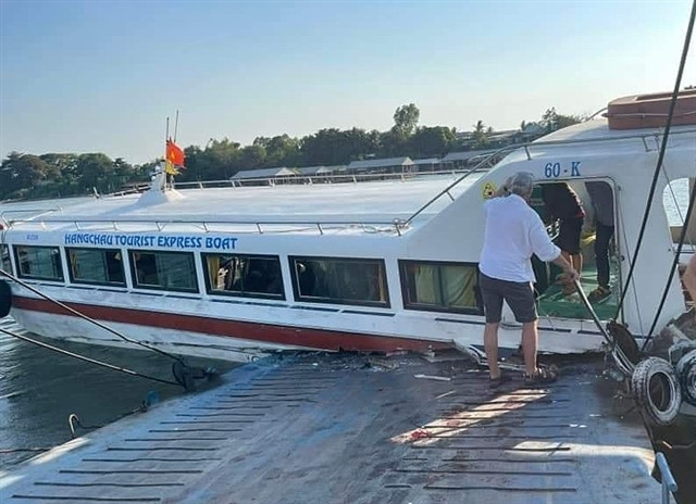 Waterway collision leaves 3 injured ảnh 1 Waterway collision leaves 3 injured ảnh 1
