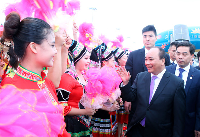 Prime Minister sets foot in Guangxi, begins China visit ảnh 1