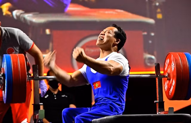 Powerlifter Le Van Cong bags world silver medal in Tbilisi ảnh 1