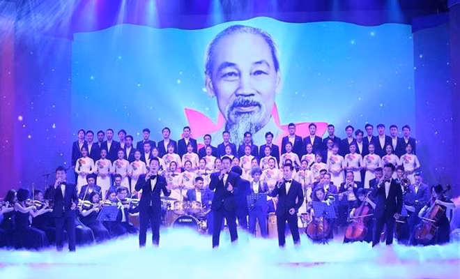 PM attends special art programme ảnh 1
