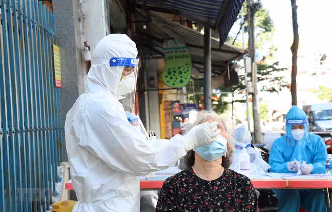Vietnam logs 10,321 COVID-19 cases on Nov. 22 ảnh 1