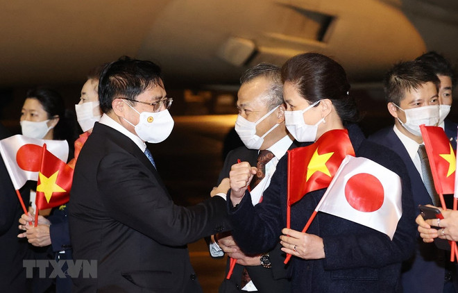 PM arrives in Tokyo, beginning official visit to Japan ảnh 1 PM arrives in Tokyo, beginning official visit to Japan ảnh 1