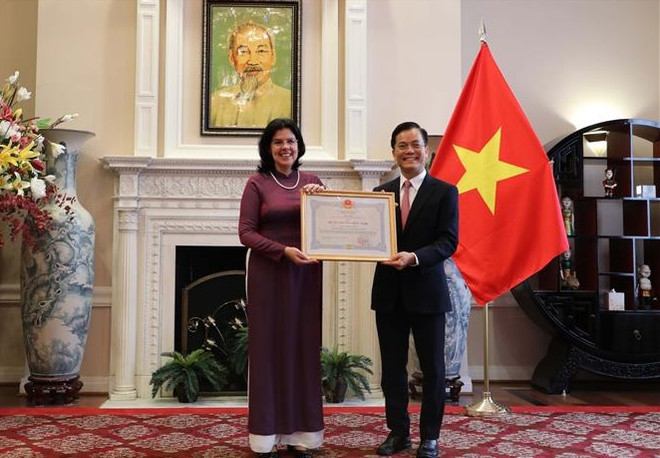 Friendship Order bestowed upon former Cuban Ambassador to Vietnam ảnh 1 Friendship Order bestowed upon former Cuban Ambassador to Vietnam ảnh 1
