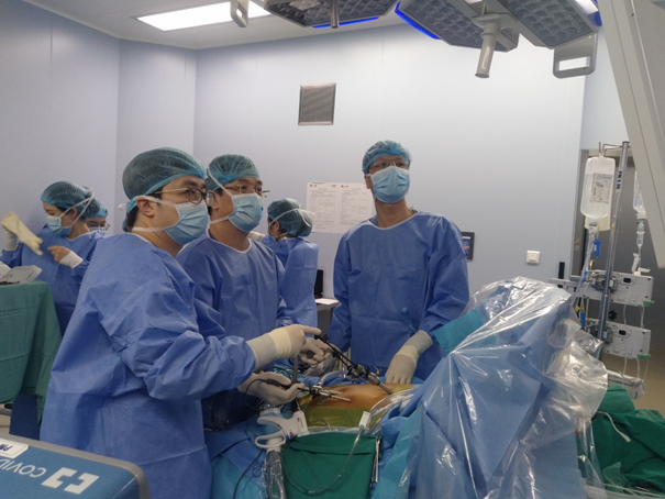 First endoscopic surgery to take liver from living donor performed ảnh 1