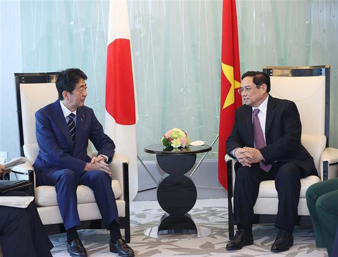 Vietnamese PM receives former PM of Japan ảnh 1