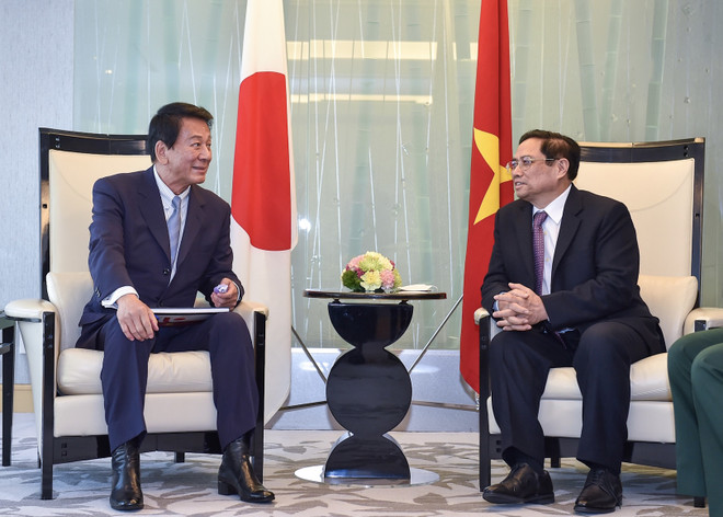 Vietnamese PM receives former PM of Japan ảnh 2