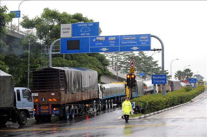 Singapore, Malaysia reopen land border, Indonesia bans arrivals from 11 countries ảnh 1