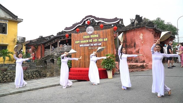 First foreign visitors under vaccine passport scheme enjoy Hoi An tour ảnh 1 First foreign visitors under vaccine passport scheme enjoy Hoi An tour ảnh 1