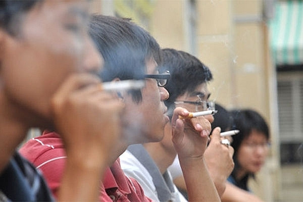 Vietnam among countries with highest male smoking rates: official ảnh 1