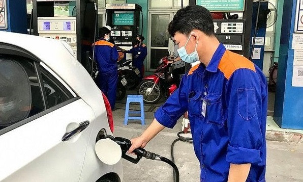 Petrol prices rise under latest adjustment ảnh 1