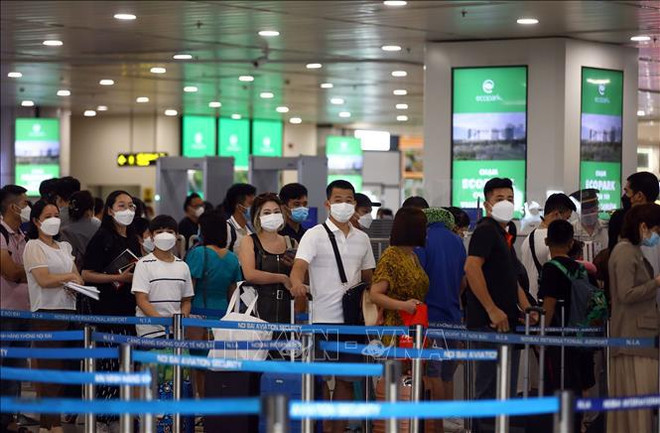 Air passenger volume soars during first five months ảnh 2