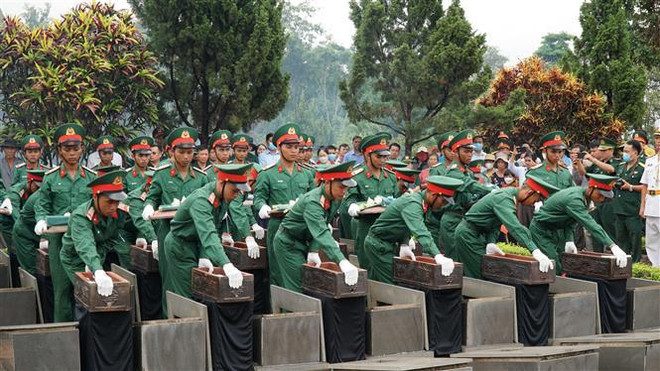 More Vietnamese volunteer soldiers’ remains repatriated from Cambodia ảnh 2