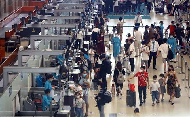 Air passenger volume soars during first five months ảnh 1