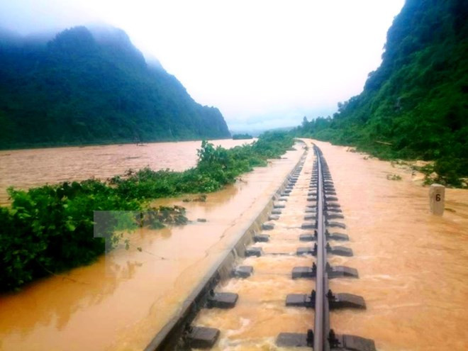 Devastating flood ravages central provinces ảnh 1