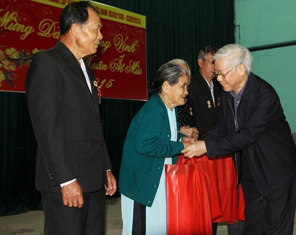 Ministry plans Tet gifts for revolution contributors ảnh 1 Ministry plans Tet gifts for revolution contributors ảnh 1