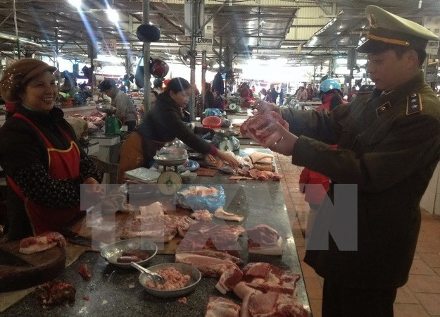 Deputy PM urged tightening food safety control ảnh 1