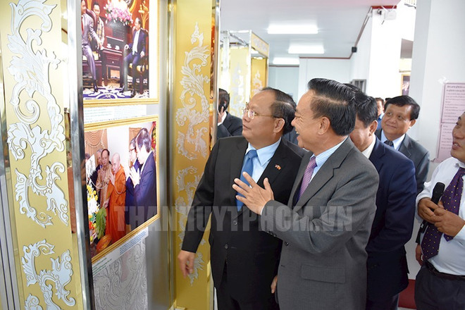 Photo exhibition on Vietnam-Laos relations opens in Xiang Khouang ảnh 1 Photo exhibition on Vietnam-Laos relations opens in Xiang Khouang ảnh 1