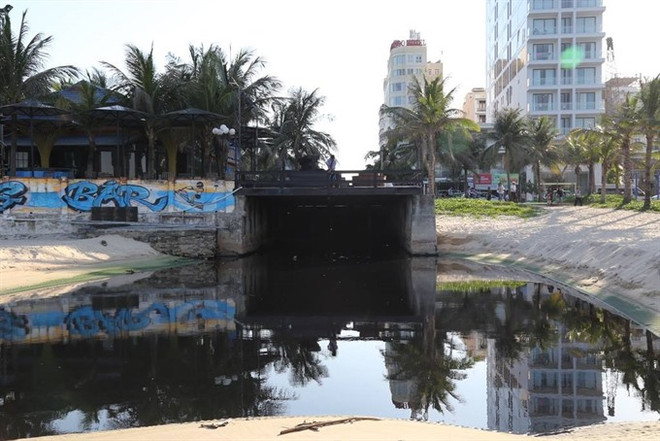 Illegal waste pollutes Da Nang’s My Khe beach ảnh 1 Illegal waste pollutes Da Nang’s My Khe beach ảnh 1