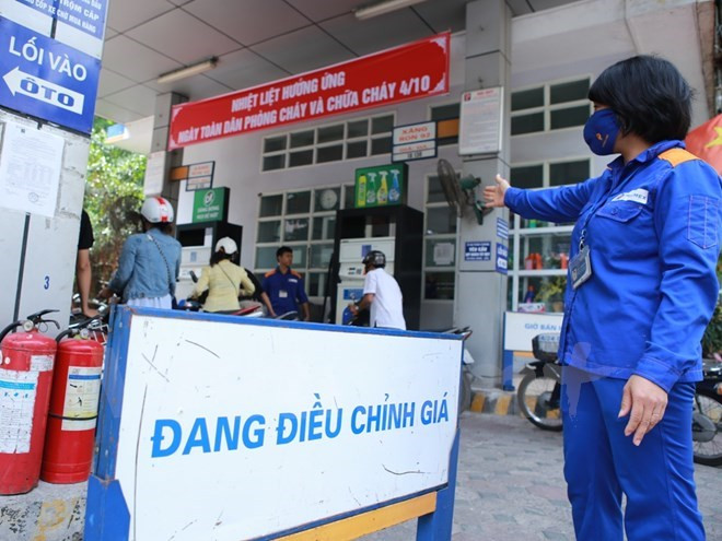 Petrol prices up nearly 600 VND per litre ảnh 1