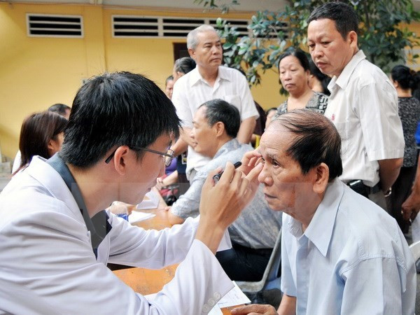  Nearly 470,000 people get free medical check-ups ảnh 1