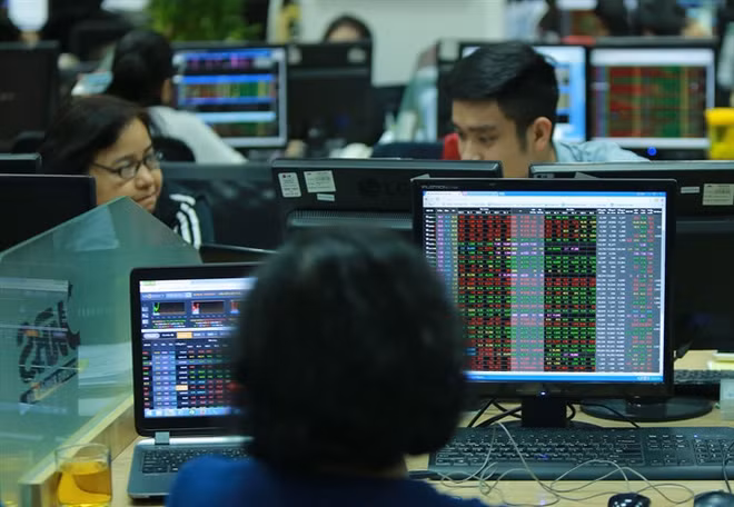 Stocks up on back of blue chips ảnh 1