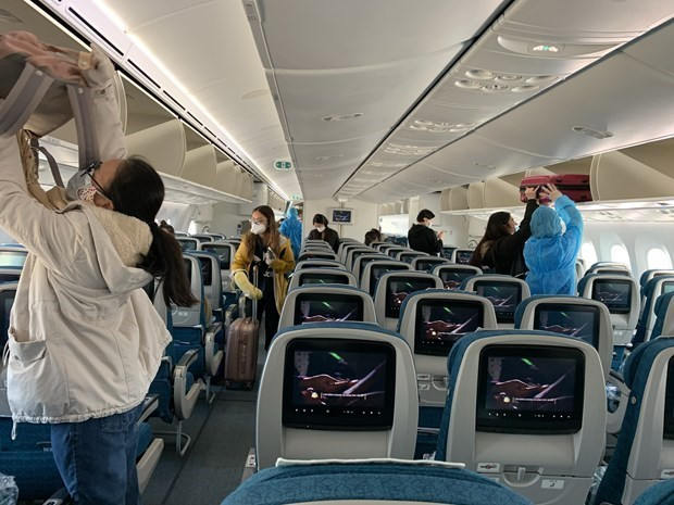Airlines allowed to operate at full capacity, end seat distancing from 00:00 on May 7 ảnh 1