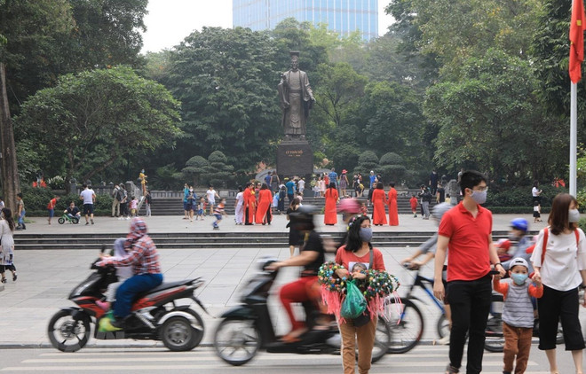 Hanoi: Tourist sites packed with visitors as social distancing order lifted ảnh 1