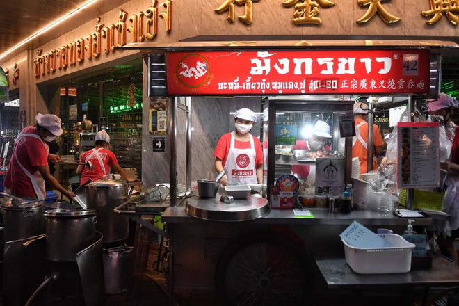 Southeast Asia’s street food sellers fight lockdown ảnh 1 Southeast Asia’s street food sellers fight lockdown ảnh 1