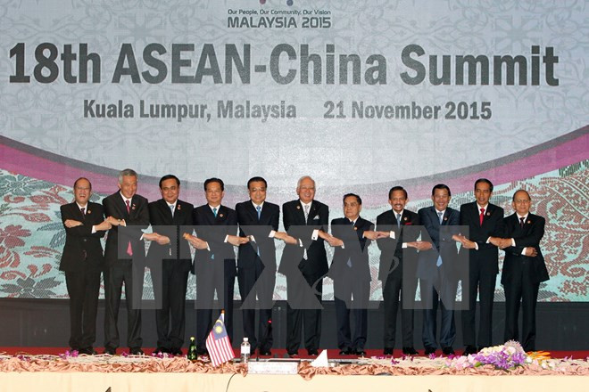 PM attends ASEAN summits with partners in Malaysia ảnh 1