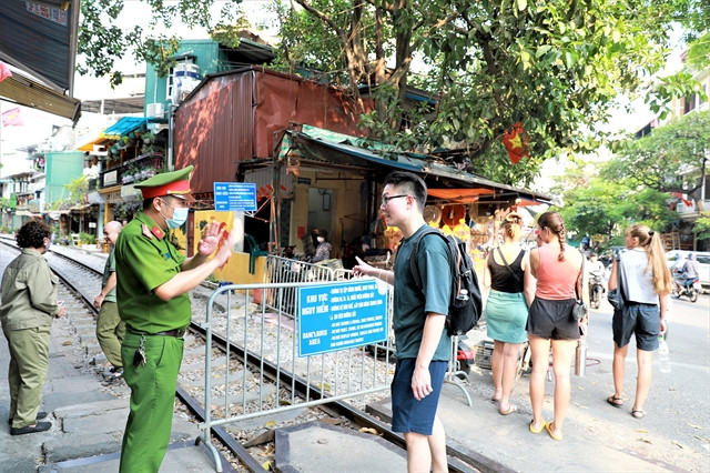 Hanoi's authorities begin enforcing closure of train track coffee shops ảnh 1